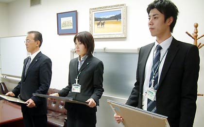 三条署著から感謝状を受けた左から第四銀行三条北支店の唐橋支店長、渡辺支店長代理、窓口担当の熊谷さん