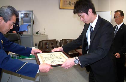 感謝状を手渡す富岡三条署長