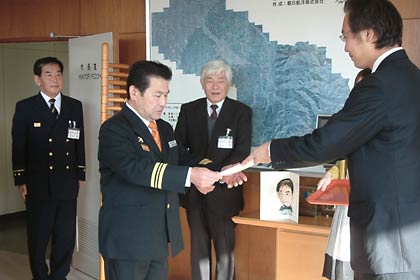 三条市消防団は長谷川新団長に国定市長から辞令を交付