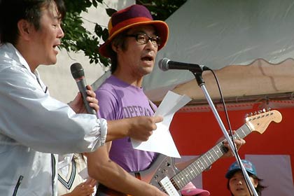 9月26日に開かれた越後三条鍛冶まつりで『カレーラーメンの歌』を歌う矢代さん