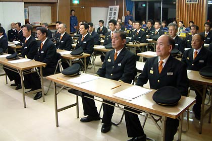 辞令書を受ける団員