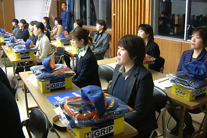 引き締まった表情の女性消防団団員