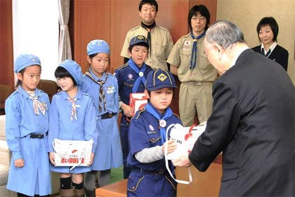 小池加茂市長に募金箱に入った善意を託すボーイスカウト加茂第1団とガールスカウト新潟県第30団