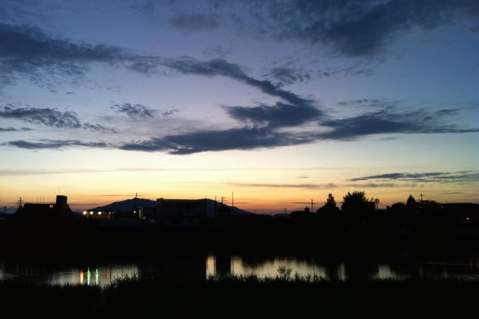 燕市で中ノ口川、弥彦山と夕空