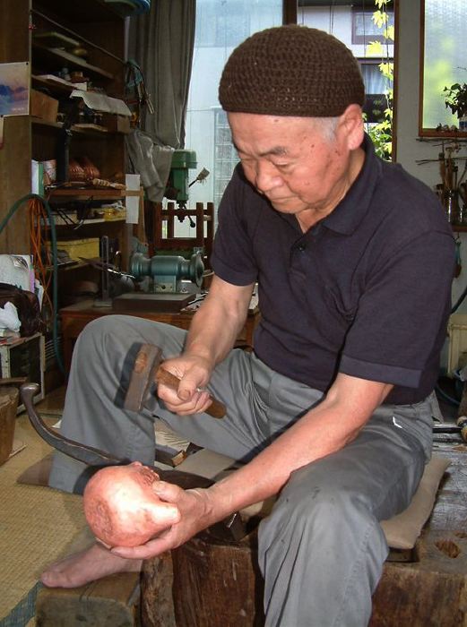 燕市初の人間国宝になることが決まった玉川宣夫さん、年末の個展に向けての作品づくりに励む