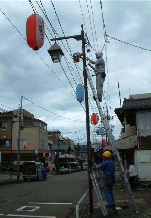 飛燕夏まつりの電気配線やライトの設置準備