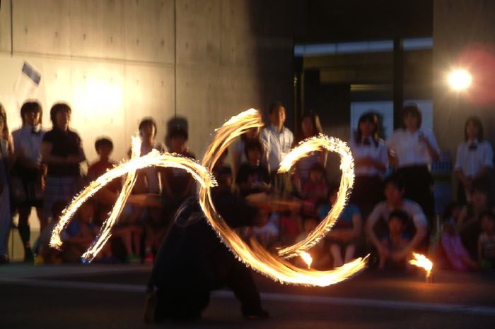 七夕の夜に三条東公民館で三条市が初めのライトダウンキャンペーン