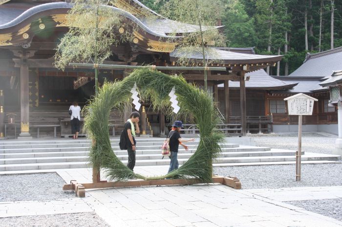 弥彦神社で茅の輪まつり