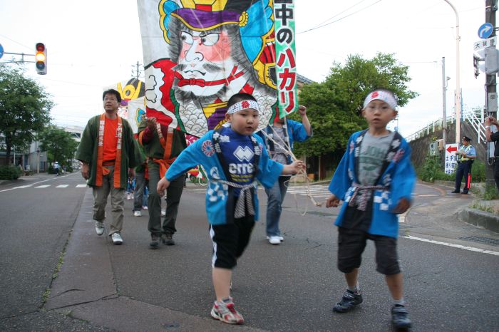 三条凧合戦前夜祭の凧パレード