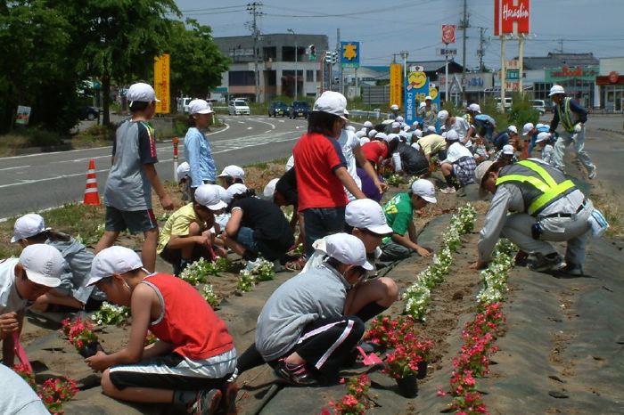 燕西小児童が花の苗植え