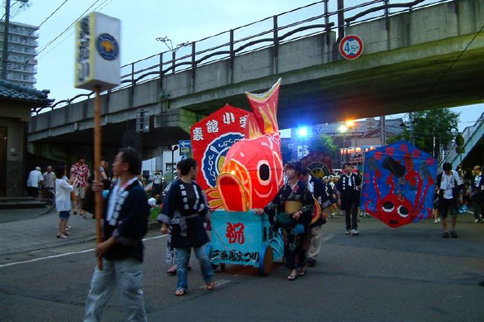 三条夏まつりの凧と凧ばやし踊りパレード