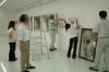 展作業を確認する木下晋さん （東公民館）