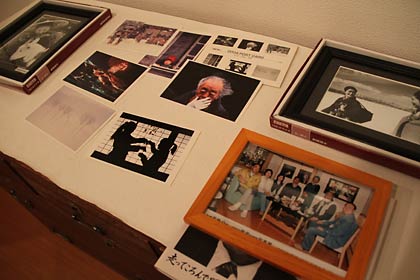 捧さんの写真集やポストカード、記念写真も展示
