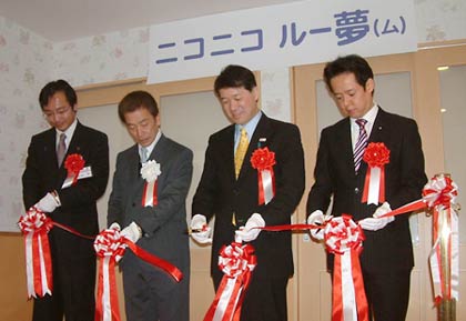 アーネストで行われた事業所内託児所開所式、左から国定市長、鈴木社長、泉田知事、佐藤県議