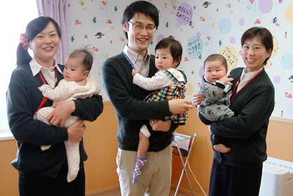 託児所を利用して働くアーネストの社員と安心の赤ちゃん