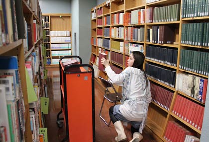 三条市立図書館の特別整理期間で開架の清掃を行う図書館ボランティア