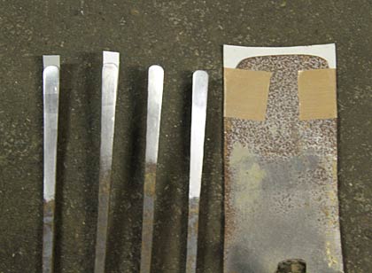 厚紙を張って再生する刃先の長さ、形状を指示した修理の鍬