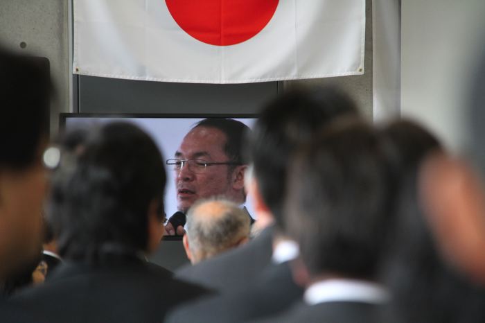 竣工式であいさつする山井社長