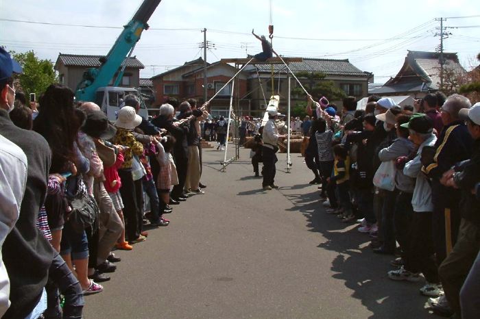 よいしょ、よいしょ」のかけ声で綱を引く