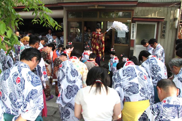 宿で星野宮司のお祓いを受ける