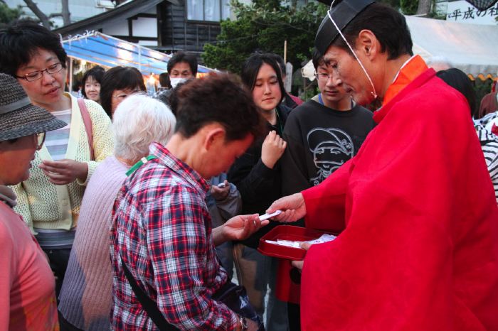 燕市内に避難している人に星野宮司から「がんばろう日本」のお守りのプレゼント