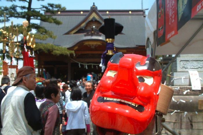 大名行列前の八幡宮境内