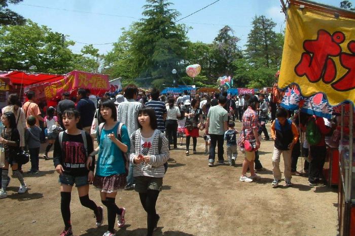 大名行列前の八幡宮境内