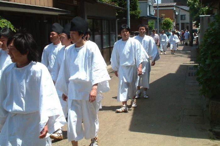 大名行列前の八幡宮境内