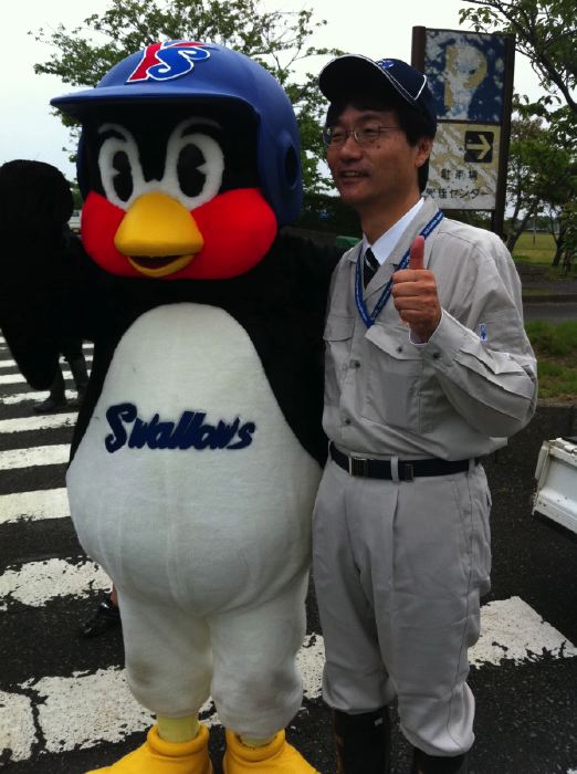 田んぼアートの田植え、鈴木市長と2ショット