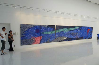 8日まで三条東公民館で開かれている鈴木國男さんの個展、幅11メートルもある超巨大作品