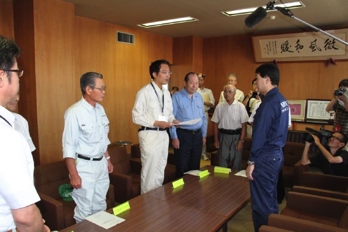 国定三条市長から泉田知事に要望書を手渡す