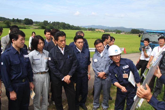 江口地内の五十嵐川堤防決壊現場を視察