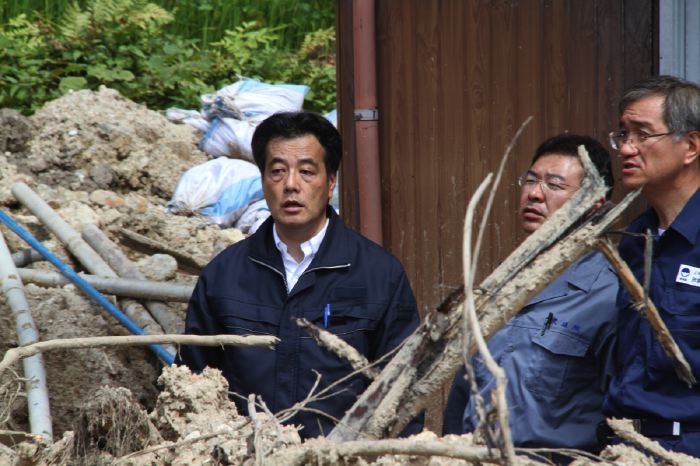 牛野尾地内で土石流災害を視察