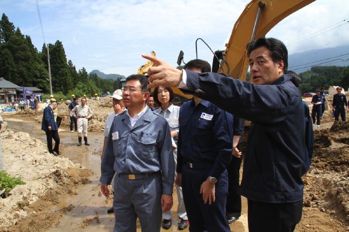 牛野尾地内で土石流災害を視察