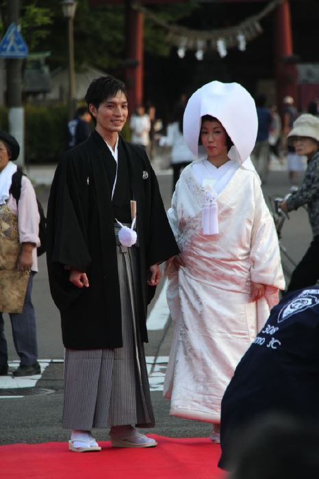 宮大門で新郎の酒井さんが待ち構えて「出会い」を演出