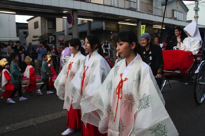 宮大門からは新郎新婦を人力車に乗せて行列