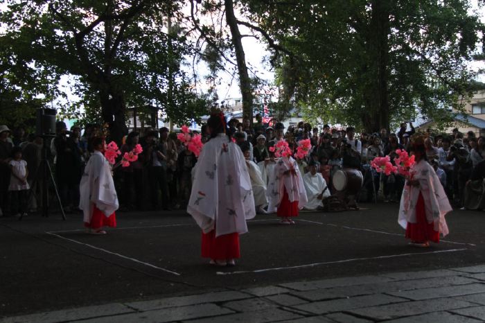 赤鳥居石畳で「祝い」