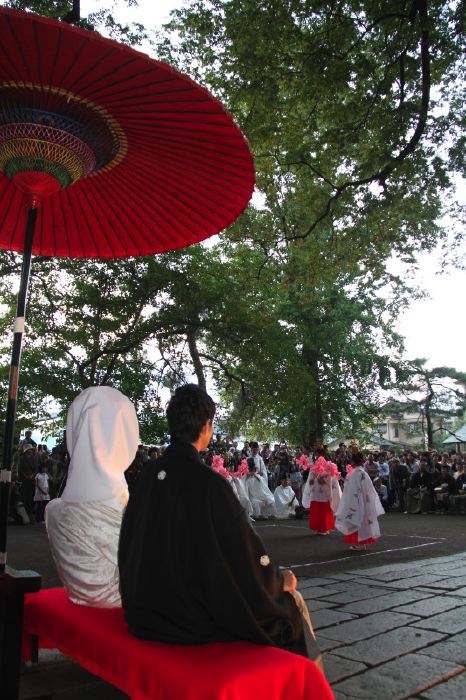 赤鳥居石畳で「祝い」