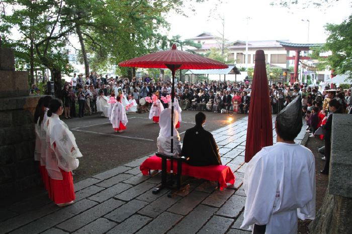 赤鳥居石畳で「祝い」