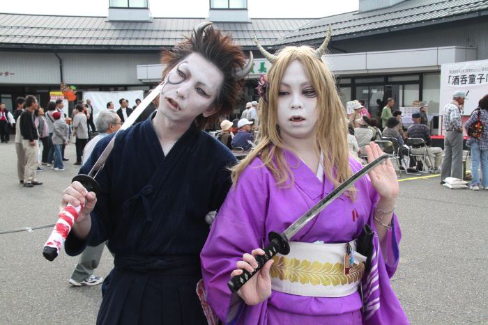 仮装コンクールで優勝した桜木さん（左）