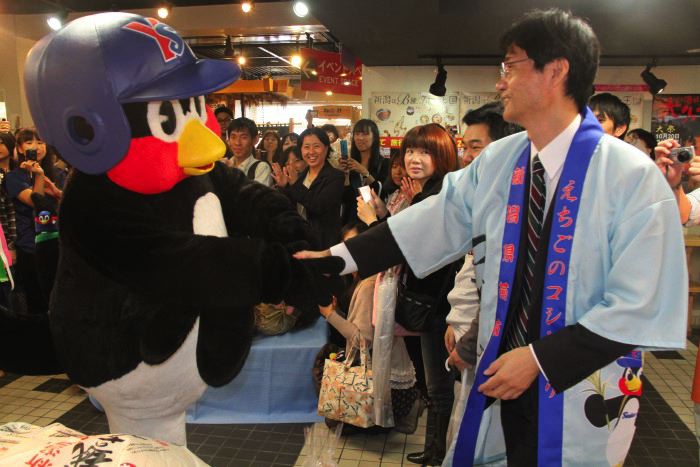 つば九郎と鈴木市長ががっちり握手