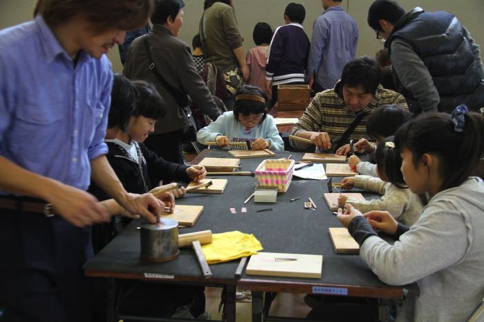 三条仏壇の技で金箔工作体験