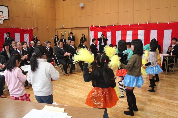 杉名児童館を利用する小学生が歌と踊りを披露