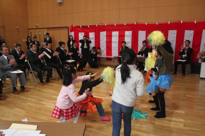 杉名児童館を利用する小学生が歌と踊りを披露