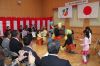 杉名児童館を利用する小学生が歌と踊りを披露