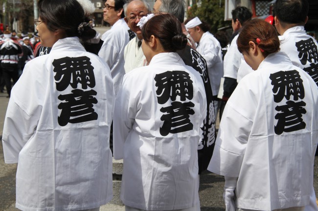 はっぴの背中に「彌彦」