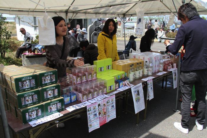 信濃川大河津資料館前の売店