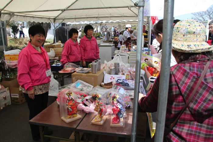 信濃川大河津資料館前の売店