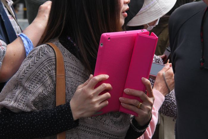 iPadのレンズを向ける人も