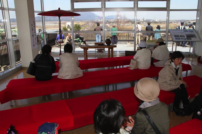 NPO法人信濃川大河津資料館友の会が信濃川大河津資料館で「お茶を楽しむ会」